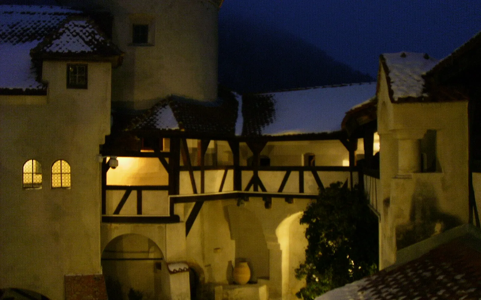 Gece ışıklandırılmış Bran Şatosu